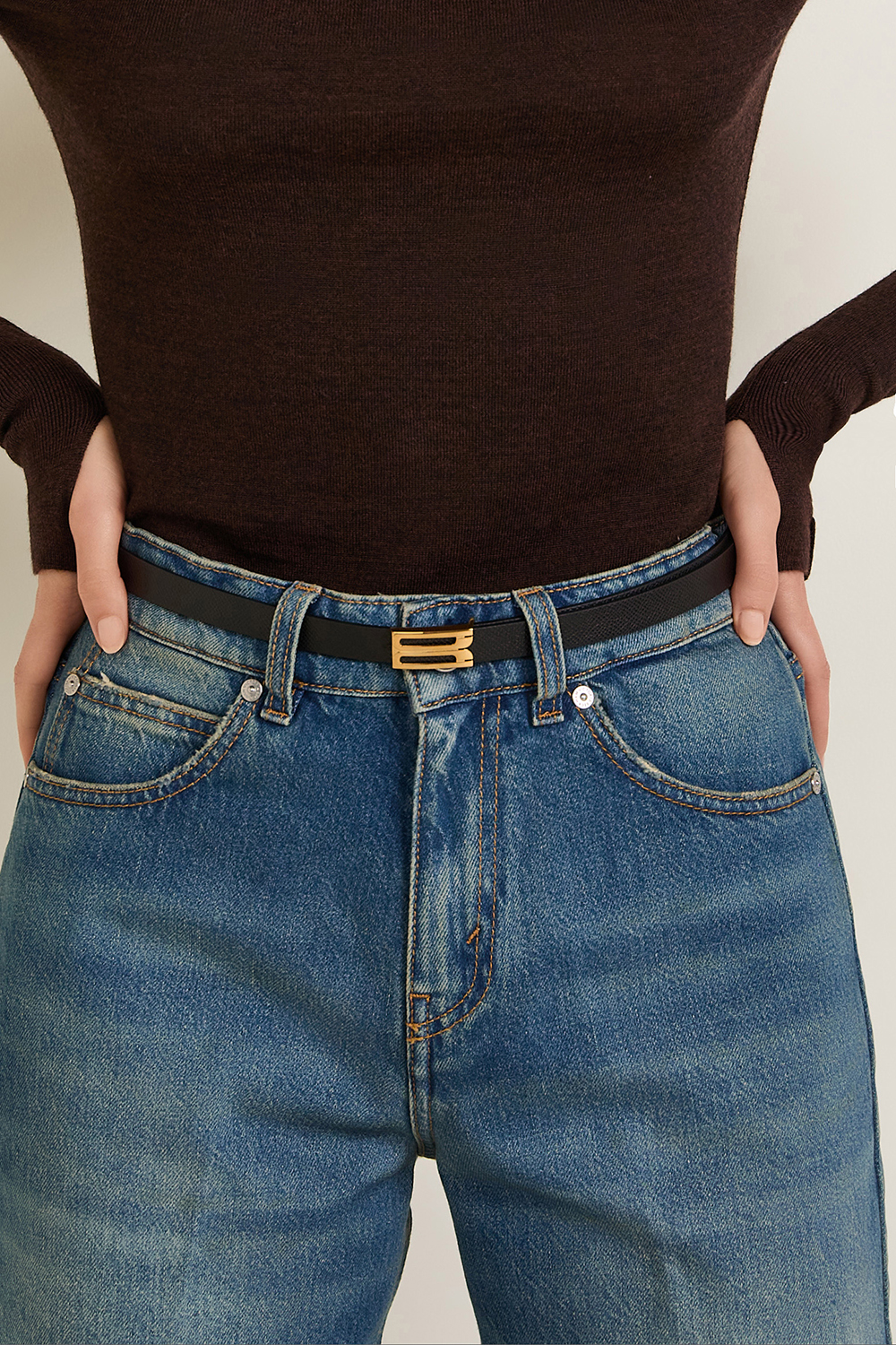 תמונת כל הלוק של חגורה דקה